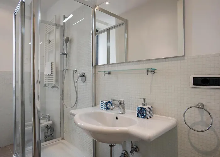 Flat Six Apartment Rom