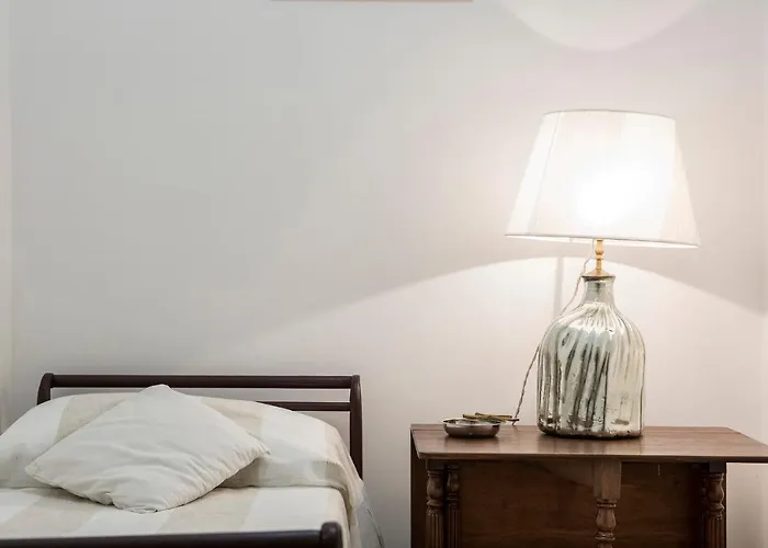 Flat Six Apartment Rom