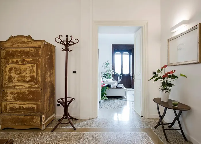 Flat Six Apartment Rom