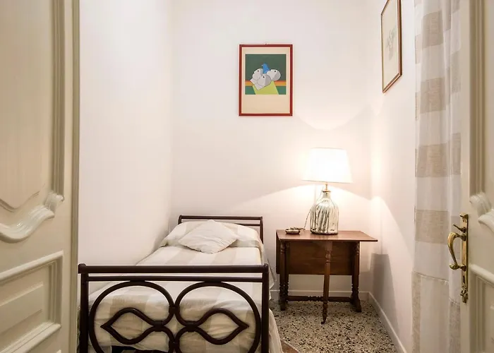 Flat Six Apartment Rom