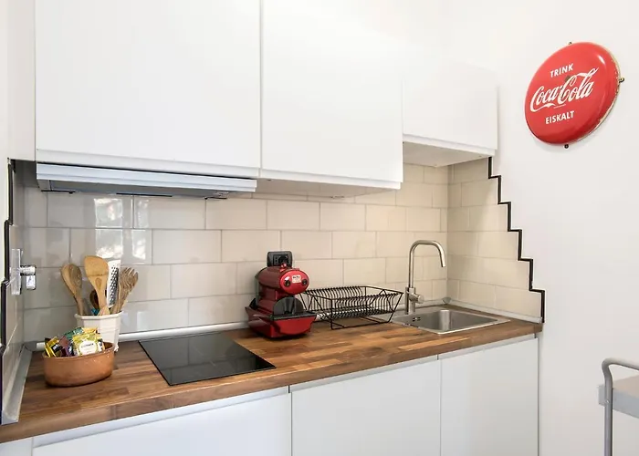 Flat Six Apartment Rom